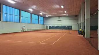Expose Einzigartige Investitionsmöglichkeit - Etablierte Tennishalle mit Gastronomie, Wellness- und Fitnessbereich.