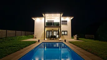 Expose Exklusives Traumhaus mit Pool und Smart-Home-Ausstattung