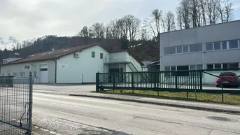 Expose Auslieferungslager | Lagerhallen mit Personal und Büroflächen zu vermieten | 2 Min. Entfernung von Autobahn A1 Regau | PINSDORF