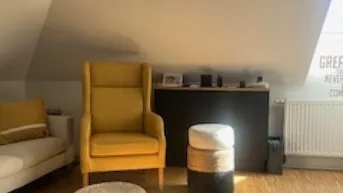 Expose Schlossbergblick hat die wunderschöne 3-Zimmer-Dachgeschosswohnung – lichtdurchflutet, gepflegt mit Klimaanlage und Wohnküche von Tischlerhand!