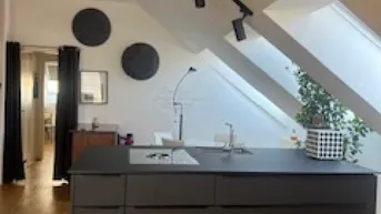 Expose Schlossbergblick hat die wunderschöne 3-Zimmer-Dachgeschosswohnung – lichtdurchflutet, gepflegt mit Klimaanlage und Wohnküche von Tischlerhand!