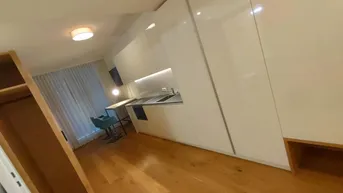 Expose Zentral gelegene Oase: 2-Zimmer Wohnung mit Balkon und Tiefgarage