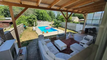 Expose 4-Zimmer-Wohnung mit eigenem Pool, Terrasse und 300m2 Garten