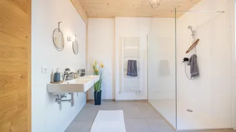 Expose Licht. Weite. Nachhaltigkeit. – Design trifft Natur in moderner Holz-Doppelhaushälfte