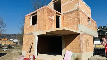 Expose IHR NEUES EIGENHEIM! Doppelhaushälften sowie ein Einfamilienhaus in Pottenstein! 5 Zimmer + zahlreiche Aussenflächen! UNSCHLAGBARE PREISE!