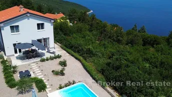 Expose Freistehendes Haus mit Panoramablick auf das Meer