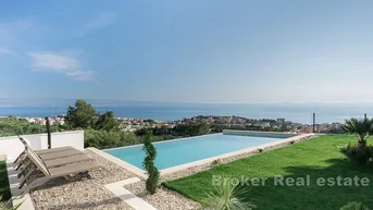 Expose Einfamilienhaus mit Panoramablick auf das Meer