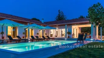 Expose Luxusvilla mit Pool