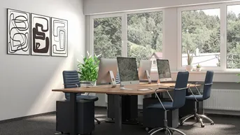 Modernes Büro mit mehreren Arbeitsplätzen, Computern und großen Fenstern mit Blick ins Grüne.
