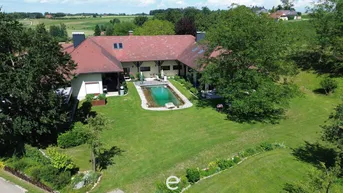 Luftaufnahme des Anwesens mit großem Garten, Pool und umgebender grüner Landschaft.