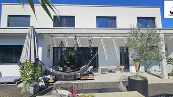 Expose Dieses neuwertige Einfamilienhaus mit beheizten Pool ist ein Blickfang.