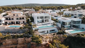 Expose EXTRAVAGANTE LUXUSVILLA IN ERSTER REIHE AM PORT ADRIANO