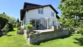 Expose Exklusives Zweifamilienhaus mit Natur-Schwimmteich in Christkindl – Generalsaniert &amp; Gartenparadies mit Seltenheitswert