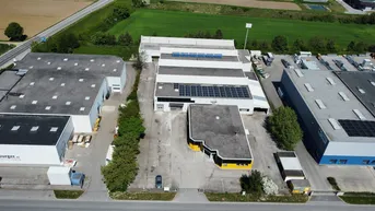 Expose Logistik- und Produktionsstandort mit Weitblick – Hallen, Büros, Werbefläche &amp; Top-Anbindung