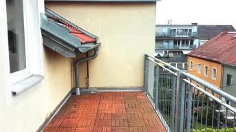 Expose Lichtdurchflutete 2-Zimmer Dachgeschoßwohnung mit Terrasse in FH-Nähe !!!