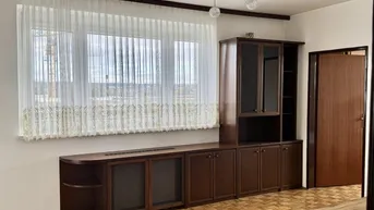Expose 2 ZIMMER : Sonnige Wohnung mit Loggia und Parkplatzmöglichkeit