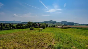 Expose Natur pur am Waldesrand: Sonniges Grundstück mit Ausblick auf die sanften Hügel der Umgebung!