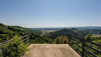 Expose Sonniger Baugrund mit Panorama-Weitblick inmitten der Weinregion!
