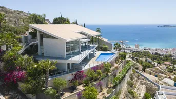 Expose Villa im modernen Baustil mit Panoramablick über die gesamte Bucht von Javea.