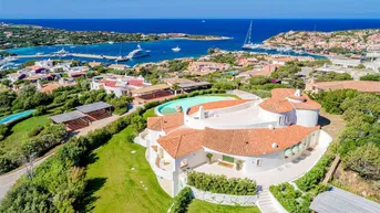 Expose Eine atemberaubende Villa mit Blick auf den Yachthafen von Porto Cervo.