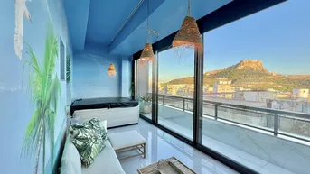 Expose Luxuriöses Penthouse mit Blick auf die Burg von Santa Barbara, komplett möbliert und renoviert