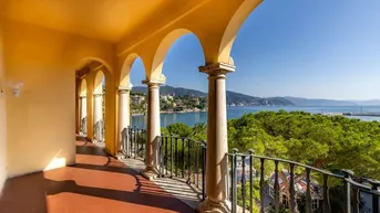 Expose Elegantes Apartment mit großem Balkon und Meerblick.