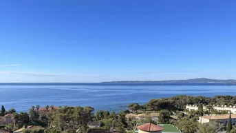 Expose Eine renovierungsbedürftige Villa - Panoramablick aufs Meer