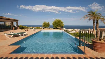 Expose Alcaidesa. Wunderschöne Villa im andalusischen Stil mit wirklich atemberaubendem Meerblick