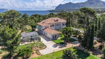Expose Außergewöhnliche Luxusvilla mit Ferienlizenz und Gästehäusern, direkt am Strand von Alcudia