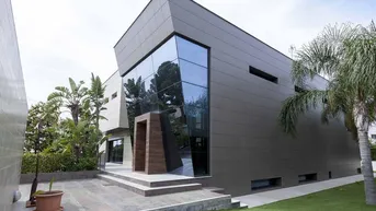 Expose Haus / Villa mit 553m² zum Verkauf in Los Monasterios, Valencia