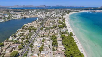 Expose Villa am Strand mit Feriengenehmigung und Meerblick zu verkaufenin Alcudia, Mallorca