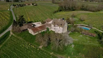 Expose Einzigartiges Anwesen auf Hügelkuppe: 20 Hektar Weinberge, Wälder, See.