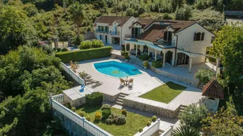 Expose Kotor, Stoliv. Wunderschöne große Villa mit Pool, mediterranem Garten und großartigem Meerblick