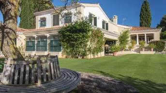 Expose Sotogrande. Wunderschöne Villa mit Pool im andalusischen Stil direkt am Golfplatz Real