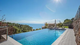 Expose Villa mit 449 m² zu verkaufen in einem Wohngebiet in Lloret de Mar