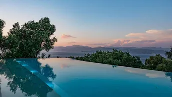 Expose Eine außergewöhnliche Villa, eingebettet in die Landschaft von Korfu, umgeben von Olivenbäumen