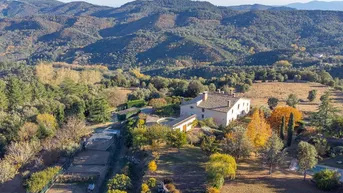 Expose Ausgezeichnetes Landhaus mit 7 Schlafzimmern und 30.000m² Garten zu verkaufen in La Selva, Girona