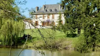 Expose Charmantes Chateau in erhöhter Lage mit Panoramablick über die hügelige Landschaft der Charente.