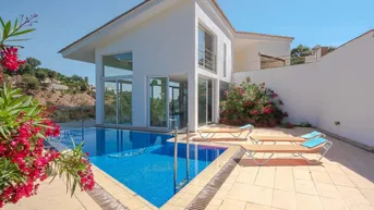 Expose Schöne moderne Villa mit Garten und Pool, in der Nähe der wunderschönen Strände und Buchten.