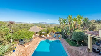 Expose Sotogrande. Schöne große Villa mit Garten, Pool und Blick auf die Berge in Golfplatznähe