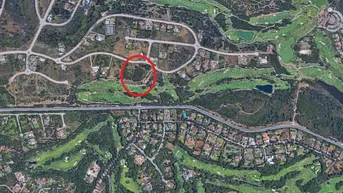 Expose Sotogrande. Fast 8000m2 Golfgrundstück in erster Reihe in La Reserva mit Meerblick