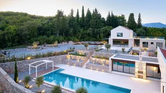 Expose Tivat, Radovici. Außergewöhnliche Villa mit Pool, Poolhaus großem Garten und Meerblick