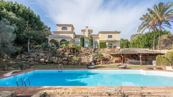 Expose Villa mit Panoramablick auf Meer und Berge in Sotogrande Alto