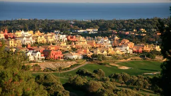 Expose Sotogrande. Villa mit 4 Schlafzimmern in der geschützten Anlage Los Cortijos de la Reserva