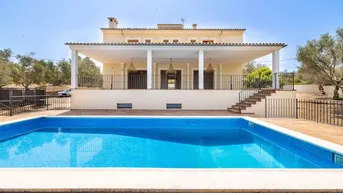 Expose Landhaus auf einem großen Grundstück mit Pool und Meerblick zu verkaufen in Palma, Mallorca