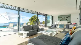 Expose Modernes Haus zum Verkauf in Altea mit atemberaubendem Meerblick, 5 SZ, einem Pool und einer Garage