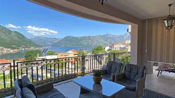 Expose Kotor, Dobrota. Große Luxusvilla mit Pool, Aufzug, Kamin und Panoramablick auf die Bucht