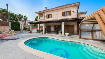 Expose Villa in Stadtlage mit großer Terrasse und Pool zu verkaufen in Can Picafort, Mallorca