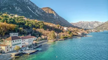 Expose Kotor, Prcanj. Schöne Steinvilla mit Aufzug im ruhigen Küstendorf mit Panoramablick auf die Bucht
