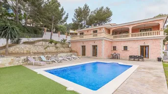 Expose Villa mit Lizenz zur Ferienvermietung, zu verkaufen in der Nähe der Strände in Palmanova, Mallorca